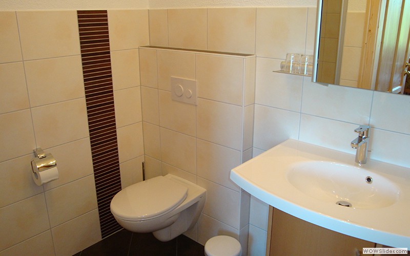 Bad mit Dusche und WC