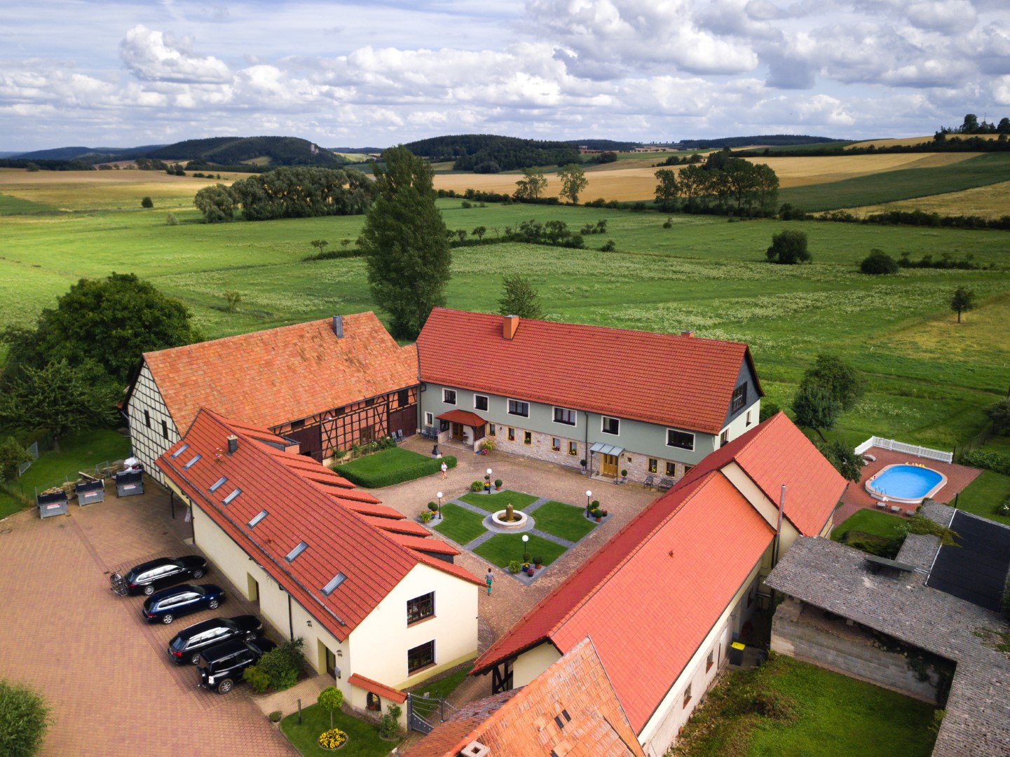 Drohnenaufnahme vom Landhof Kellner mit Innenhof, Pool und Thüringer Landschaft
