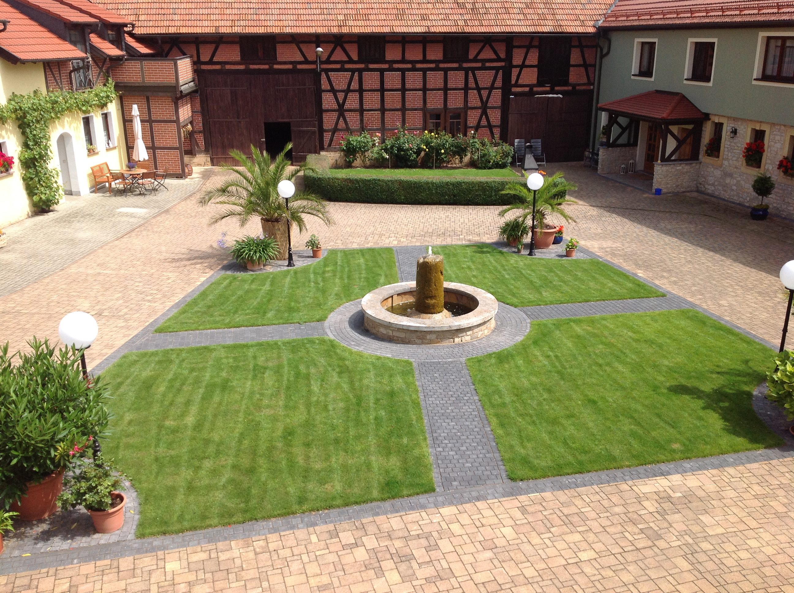 Innenhof des Landhofs mit Brunnen